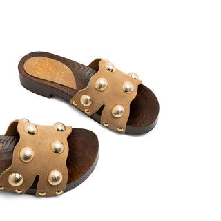 SANDALIA DE TACÓN DE PIEL TACHUELAS GIANNA CAMEL