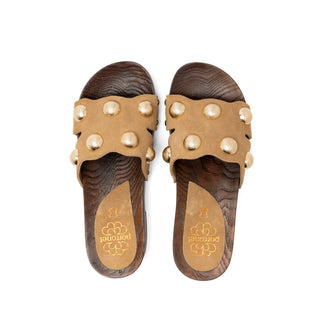 SANDALIA DE TACÓN DE PIEL TACHUELAS GIANNA CAMEL
