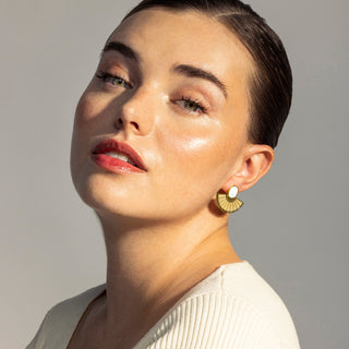 Pendientes de Madreperla Blanca acabados en oro amarillo 18K- Phieo-blanco