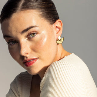 Pendientes de Madreperla Blanca acabados en oro amarillo 18K- Phieo-blanco