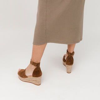 棕色真皮釦帶草編楔型涼鞋